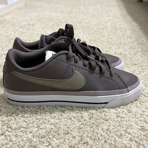 Girls nike blazer low! Size 6!